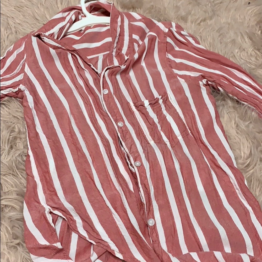 Oversized shirt american eagle is really cute tied